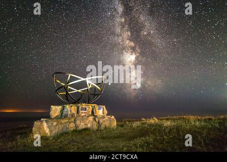 St Aldhelm’s Head, Worth Matravers, Dorset, Großbritannien. September 2020. Wetter in Großbritannien. Die Milchstraße leuchtet hell am klaren Nachthimmel über dem Radardenkmal am St Aldhelm’s Head bei Worth Matravers in Dorset. Bild: Graham Hunt/Alamy Live News Stockfoto