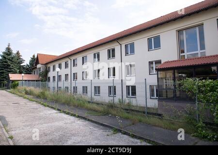 Freital, Deutschland. Juli 2020. Vor dem ehemaligen Leonardo Hotel, das später als Asylunterkunft genutzt wurde, steht ein Zaun. Im Sommer 2015 brachen im ehemaligen Hotel Freital wegen der Erstaufnahme Anti-Asyl-Demonstrationen und Unruhen aus. Quelle: Sebastian Kahnert/dpa-Zentralbild/ZB/dpa/Alamy Live News Stockfoto