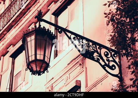 Laterne mit Lissabon-Symbol (Schiff mit zwei Raben) auf dem alten Gebäude im Zentrum von Lissabon (Portugal). Getöntes Foto. Stockfoto