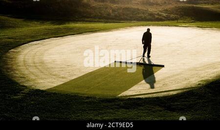 Laatzen, Deutschland. September 2020. Ein Greenkeeper entfernt den Morgentau auf einem Grün auf dem Golfplatz Gleidingen in der Region Hannover. Kredit: Julian Stratenschulte/dpa/Alamy Live Nachrichten Stockfoto