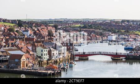 Blick zurück in Whitby Marina gesehen im September 2020 von einem hohen Aussichtspunkt in der traditionellen Fischerdorf an der North Yorkshire Küste. Stockfoto