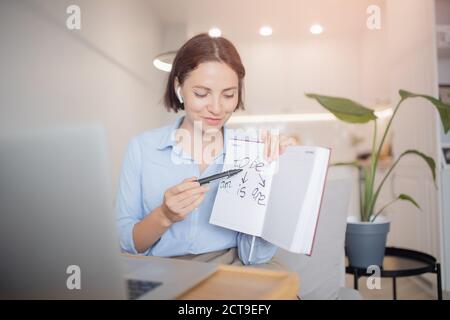 Online-Englisch-Training während Pandemie. Lehrerin unterrichtet Kinder und Schüler Video-Call-Chat, erklärt Regeln der Grammatik Sprache Stockfoto