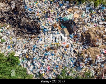 Landverschmutzung mit Plastikflaschen und Tüten. Offene Lagerung von Feststoffabfällen. Luftaufnahme von oben Stockfoto