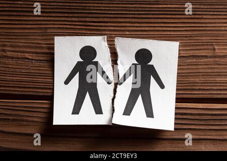 Die Kluft zwischen Homosexuell Beziehungen. Scheidung in einer homosexuellen Familie. Papier mit zerrissenen Mann Symbol Stockfoto