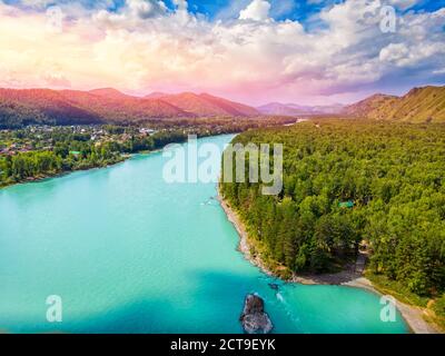 Tal des Katun-Flusses Sturmwolken, Altai-Berge republik, Sibirien Russland, Luftaufnahme von oben Stockfoto