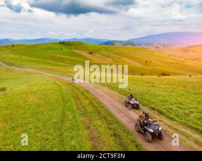 ATV-Fahrer fährt im Sommer durch den Wald im Gelände Stockfoto