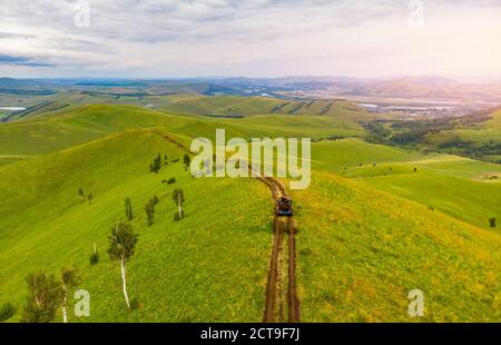 ATV-Fahrer fährt im Sommer durch den Wald im Gelände Stockfoto