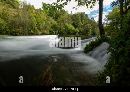 Wasserfall am Fluss Dobra in Kroatien Stockfoto