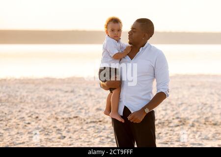 Portrait von jungen Vater und schweren Kleinkind Sohn. Baby Junge auf Vater Hände Stockfoto