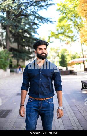 Junger Inder, der auf der Straße läuft. Stockfoto
