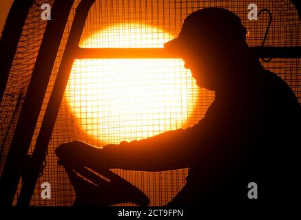 Laatzen, Deutschland. September 2020. Ein Greenkeeper fährt über den Golfplatz Gleidingen in der Region Hannover, wenn die Sonne am Horizont aufgeht. Kredit: Julian Stratenschulte/dpa/Alamy Live Nachrichten Stockfoto