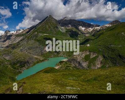 Die beste landschaftliche Aussicht auf das Tal unter dem höchsten Berg Großglockner mit Gletschern bedeckt mit Schnee und einzigartige Seen unter ihm. Stockfoto