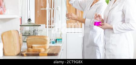 Laboranalyse von Brot und Gebäck auf Schimmel und Bakterien Zum Backen in der Produktion Stockfoto