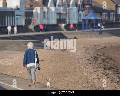 Sheerness, Kent, Großbritannien. September 2020. UK Wetter: Ein sonniger, ruhiger und warmer Morgen in Sheerness, Kent am ersten Herbsttag. Kredit: James Bell/Alamy Live Nachrichten Stockfoto