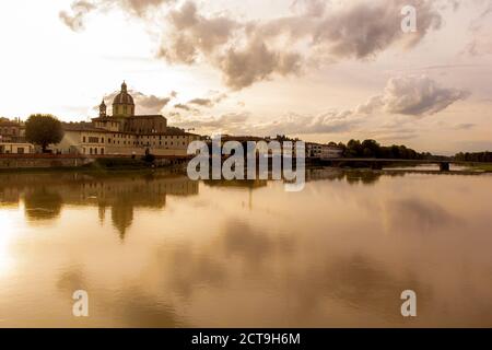 Arno Fluss bei Sonnenuntergang. Florenz, Italien. Stockfoto