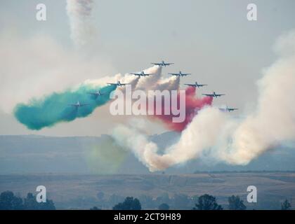 200826-N-OX321-1042 MARINELUFTSTATION SIGONELLA, ITALIEN (AUG 26, 2020) 313. Aerobatic Training Group, National Aerobatic Team der italienischen Luftwaffe, führt die "Alona e Inserimento del solista" Manöver, an Bord der Naval Air Station Sigonella, 26. August 2020. Die strategische Lage von NAS Sigonella ermöglicht es U.S, Alliierten und Partnernationen, die Sicherheit und Stabilität in Europa, Afrika und Central Command nach Bedarf bereitzustellen und zu reagieren. (USA Navy Foto von Mass Communication Specialist 1st Class Kegan E. Kay) Stockfoto