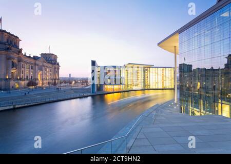 Deutschland, Berlin, Paul Loebe House, links Reichstag, rechts Marie Elisabeth Lueders Gebäude Stockfoto