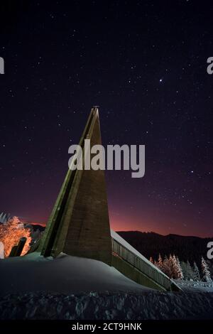 Deutschland, Baden-Württemberg, Feldberg, Blick auf moderne Kirche in Winterlandschaft bei Nacht Stockfoto