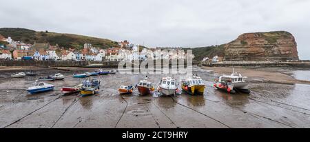 Fischerboote im Staithes Hafen bei Ebbe aufgenommen als Multi-Image-Panorama im September 2020 an der North Yorkshire Küste. Stockfoto