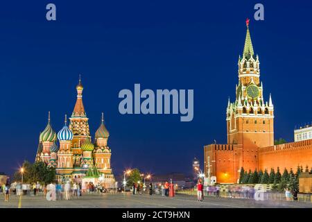 Russland, zentral-Russland, Moskau, Roter Platz, Basilius Kathedrale Kreml-Mauer und Spasskaja-Turm am Abend Stockfoto