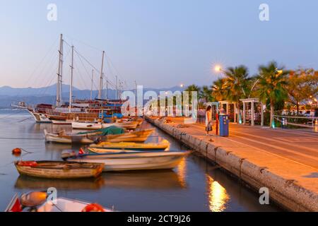 Türkei, Fethiye, Uferpromenade in der Abenddämmerung Stockfoto