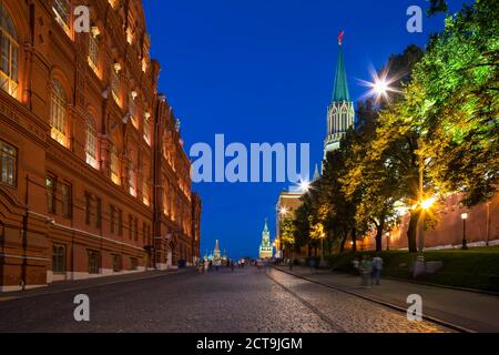 Russland, zentral-Russland, Moskau, Roter Platz, Kreml-Mauer, staatliche historische Museum und Nikolskaya Turm, blaue Stunde Stockfoto