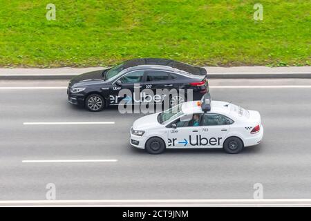 Weiß und schwarz PKW Uber Taxi Fahrten auf der Autobahn Luftbild. Russland, Sankt Petersburg. 30. august 2020 Stockfoto