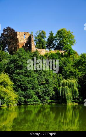 Deutschland, Sachsen, Tharandt, Ruine der Burg Oberburg am Schlossteich Stockfoto