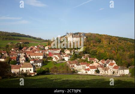 Frankreich, Cote-d ' or, Burgund, La Rochepot mit Chateau De La Rochepot Stockfoto