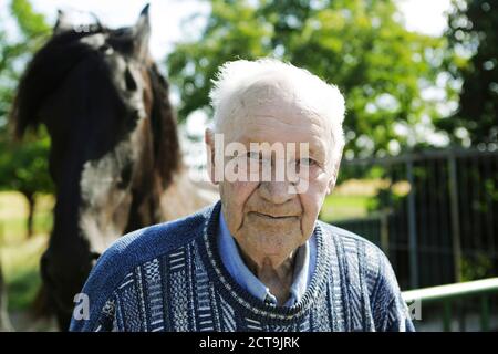 Deutschland, Porträt des älteren Mannes mit Pferd, Nahaufnahme Stockfoto