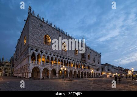 Italien, Venedig, Markusplatz entfernt mit Dogenpalast in der Nacht Stockfoto