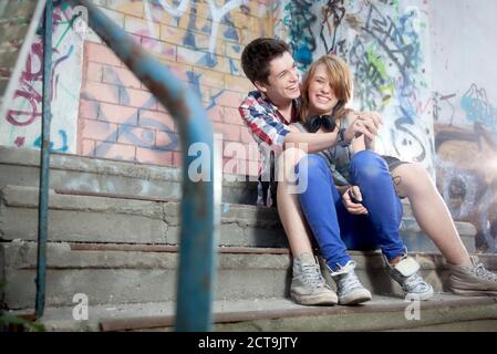 Deutschland, Berlin, Teenager-Jungen und Mädchen umarmt, Lächeln Stockfoto