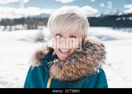 Deutschland, Bayern, Winklmoosalm, Porträt von lächelnden Reife Frau Stockfoto