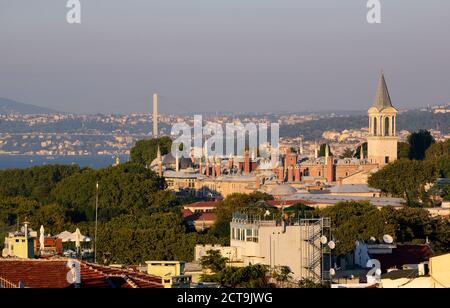 Türkei, Istanbul, Stadtbild mit Bosporus-Brücke, historischen Viertel Sultanahmet und Topkapi-Palast Stockfoto