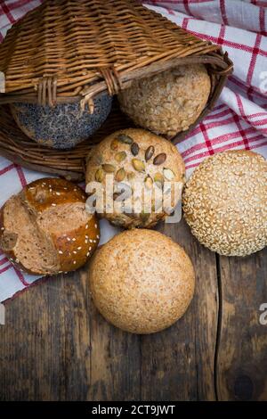 Verschiedenen ganze Mahlzeit Brötchen, Brotkorb Stockfoto