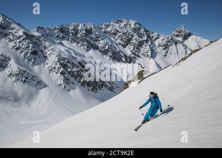 Österreich, Osttirol, Defereggental, Mann und Telemarken Stockfoto