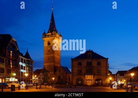 Frankreich, Elsass, Obernai, Place du Marche mit Kappel Turm Stockfoto