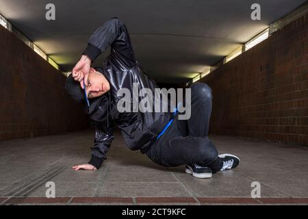 Junge Breakdancer in Unterführung Stockfoto