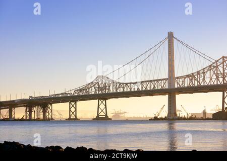 USA, Kalifornien, San Francisco, Oakland Bay Bridge in der Morgensonne Stockfoto