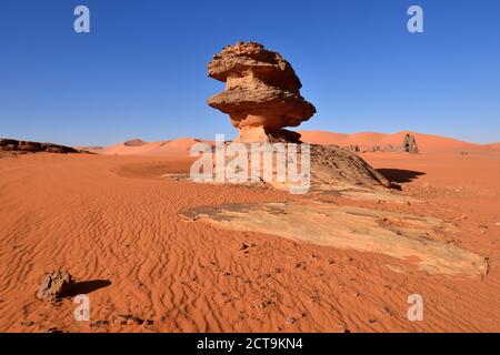 Algerien, Sahara, Tassili n ' Ajjer Nationalpark, Tadrart Region, mushroom Rock, hoodoo auf Tin Merzouga Stockfoto