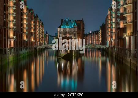 Deutschland, Hamburg, Wandrahmsfleet am alten Speicherstadt (Speicherstadt) bei Nacht Stockfoto