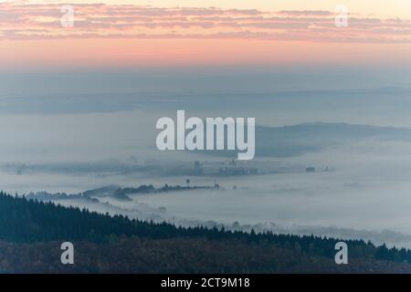 Deutschland, Rheinland-Pfalz, Vulkan-Eifel, Blick von der Teufelskanzel, Nickenich, Kruft bei Sonnenaufgang Stockfoto