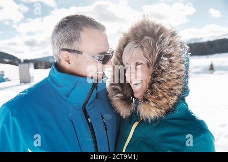 Deutschland, Bayern, Winklmoosalm, lächelnd älteres Paar im Schnee Stockfoto