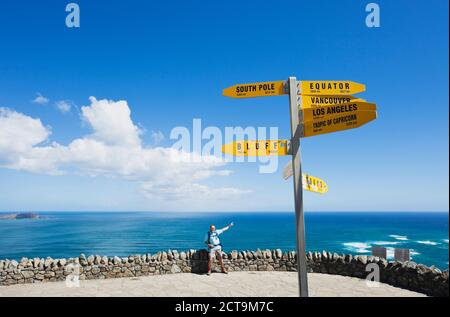 Neuseeland, Nordinsel, Mann stand am Aussichtspunkt mit Wegweiser am Cape Reinga Stockfoto