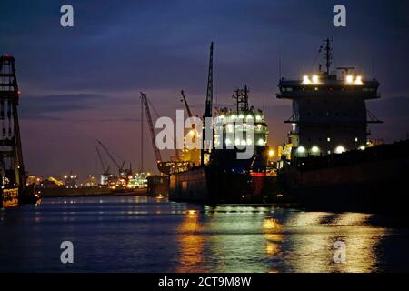 Deutschland, Bremen, Bremerhaven, Seehafen Kaiserhafen I und Container Schiffe in der Nacht Stockfoto