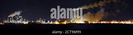 Deutschland, chemische Industrieanlagen, Raffinerie in der Nacht Stockfoto