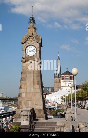 Deutschland, Nordrhein-Westfalen, Düsseldorf, promenade mit Manometer Turm, Schlossturm und Lambertus Kirche Stockfoto