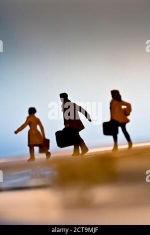 Geschäftsmann, Geschäftsfrauen, Reisekonzept, narrative Aufnahme, Reisende, Miniaturen, Geheimnis, Spannung. Stockfoto