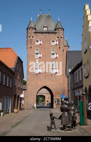 Deutschland, Nordrhein-Westfalen, Xanten, Klever Tor und Bronze-Skulptur Stockfoto