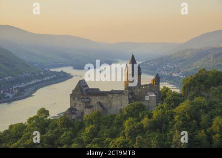 Deutschland, Rheinland-Pfalz, Bacharach, Burg Stahleck, Oberes Mittelrheintal am Abend Stockfoto